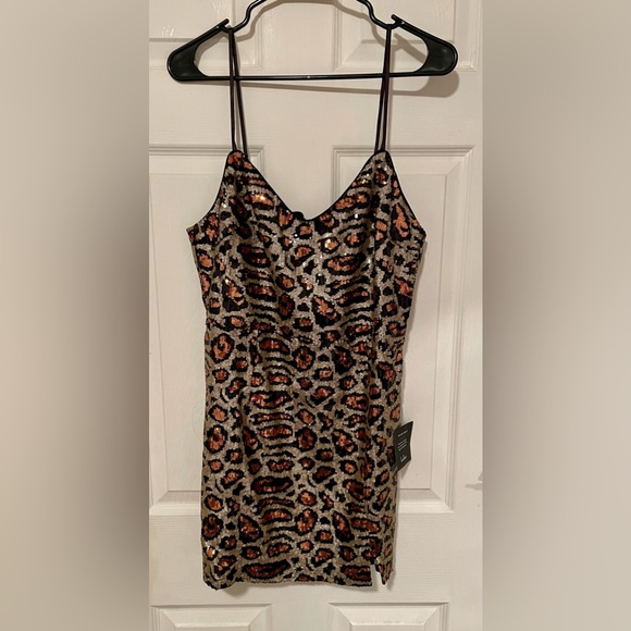 prowling to wow , NWT , size large - Picture 4 of 6